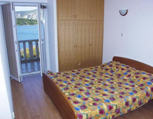 拉茨斯切Apartments by the sea Kneza, Korcula - 167的一间卧室设有一张床,并有通往阳台的门