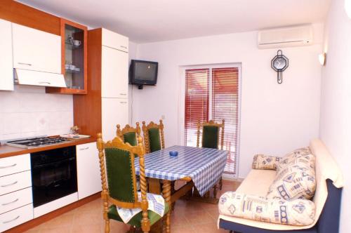 拉茨斯切Apartments by the sea Kneza, Korcula - 167的厨房以及带桌椅的用餐室。