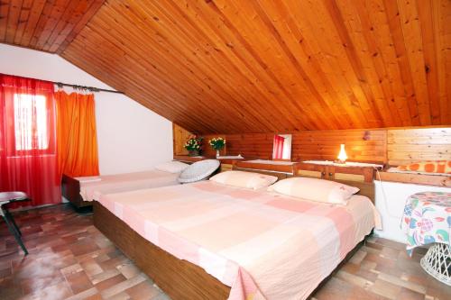 布拉托Apartments with a parking space Prigradica, Korcula - 193的一间卧室设有一张大床和木制天花板