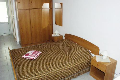 拉茨斯切Apartments by the sea Racisce, Korcula - 161的一间卧室配有一张红色枕头的床