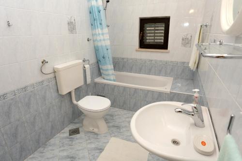 拉茨斯切Apartments by the sea Racisce, Korcula - 151的浴室配有卫生间、盥洗盆和浴缸。