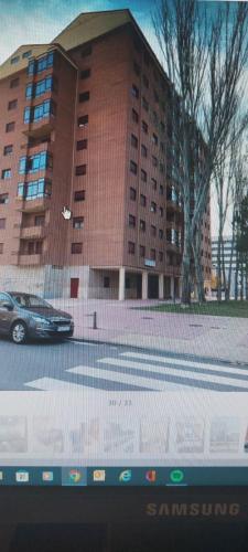 阿兰达德杜洛HOSTAL CEPA DE ORO的前面有一辆汽车的建筑物的照片