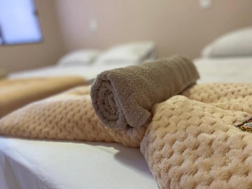 托坎廷斯州圣费利克斯Pousada Amanhecer no Jalapão的床上的毛巾