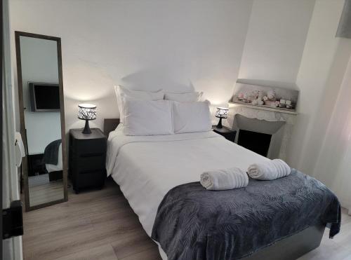 拉特里尼泰1 Chambre paisible à La Trinité proche de Nice et Monaco的卧室配有一张白色大床和镜子