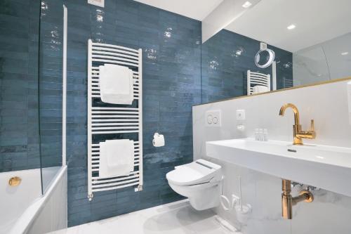 利托米什尔金星酒店的浴室配有卫生间、盥洗盆和淋浴。