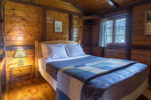 费尔蒙特温泉蒂姆伯斯度假村宾馆的小木屋内一间卧室,配有一张床