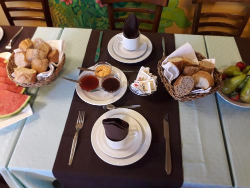 巴耶格兰雷伊贝壳花园酒店的桌上放有盘子和碗的食物