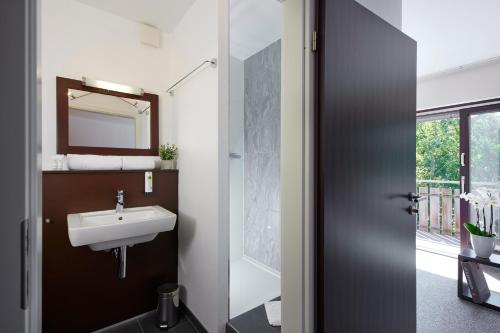 温特贝格Smart-Living的一间带水槽和镜子的浴室