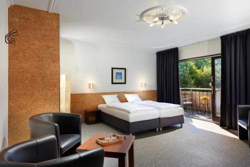 温特贝格Smart-Living的酒店客房带一张床、一张桌子和椅子
