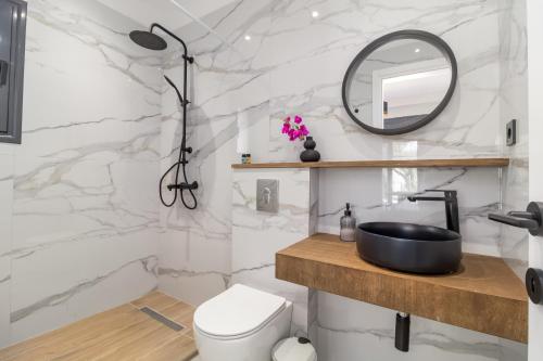 苏尼翁Greek Dream Homes Thimari的白色的浴室设有水槽和镜子