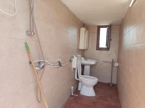 阿莱齐奥Aree tende presso la casa in campagna di Ottavia的一间带卫生间和水槽的浴室