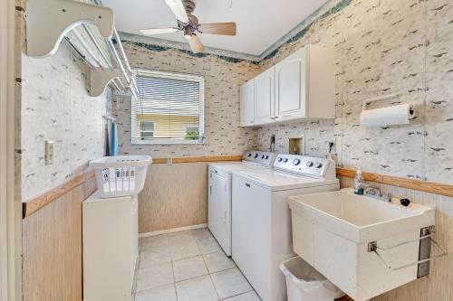 威尼斯Lakeside House的厨房配有洗衣机、烘干机和水槽