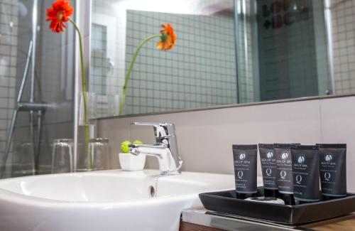 巴塞罗那巴塞罗那圣家堂莱昂纳多精品酒店的一间带水槽和镜子的浴室