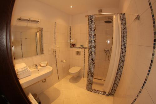 弗罗茨瓦夫弗罗茨瓦夫机场卡斯穆纳提酒店的带淋浴、卫生间和盥洗盆的浴室