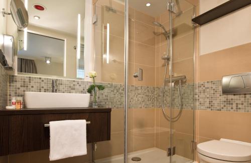 维也纳莱昂纳多维也纳酒店的带淋浴和卫生间的浴室