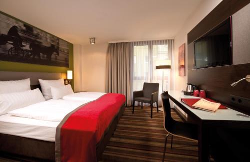 维也纳莱昂纳多维也纳酒店的配有一张床和一张书桌的酒店客房