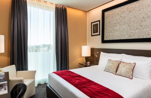 梅斯特Leonardo Royal Hotel Venice Mestre的酒店客房设有一张床和一个大窗户