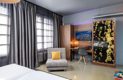 布拉格NYX Hotel Prague by Leonardo Hotels的一间卧室配有一张床、一张桌子和一把椅子