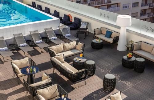 马德里NYX Hotel Madrid by Leonardo Hotels的游轮上游泳池的顶部景观