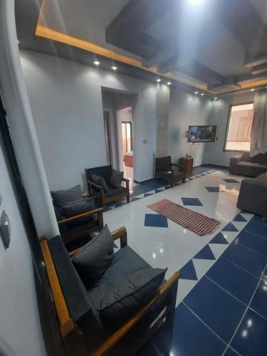 赫尔格达الغردقة، منطقة عرابية的一间客厅,客厅配有沙发和椅子
