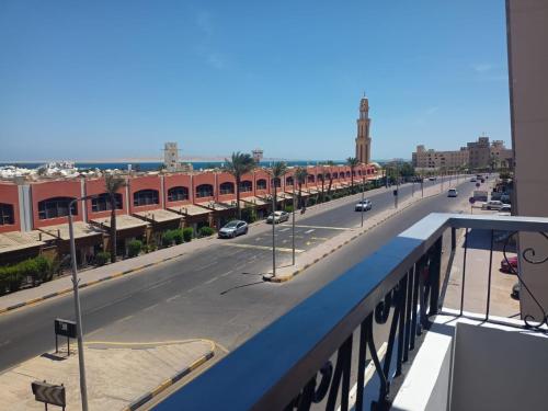 赫尔格达الغردقة، منطقة عرابية的阳台享有城市街道的景致。