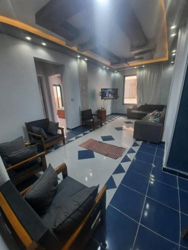 赫尔格达الغردقة، منطقة عرابية的一间铺有蓝色和白色瓷砖地板的大客厅