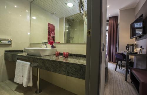 巴塞罗那巴塞罗那兰布拉大道莱昂纳多酒店的一间带水槽和镜子的浴室