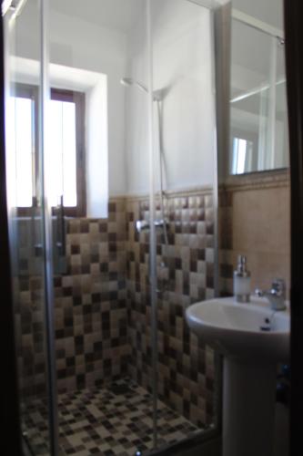 托罗克斯Casa Rueapara的带淋浴和盥洗盆的浴室