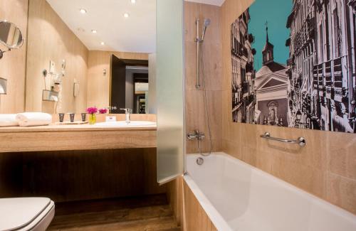 马德里马德里莱昂纳多精品酒店的带浴缸、卫生间和盥洗盆的浴室