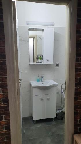 斯特鲁米察TOP 3 Apartments的白色的浴室设有水槽和镜子