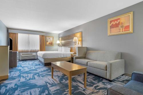 克劳福德维尔克劳福德维尔贝斯特韦斯特优质套房酒店的酒店客房配有一张床、一张床和一张沙发
