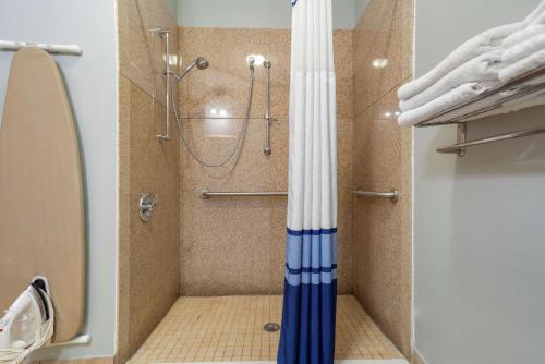 克劳福德维尔克劳福德维尔贝斯特韦斯特优质套房酒店的浴室内配有蓝色和白色的淋浴帘。