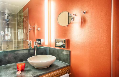 柏林柏林米特莱昂纳多酒店的一间带水槽和镜子的浴室