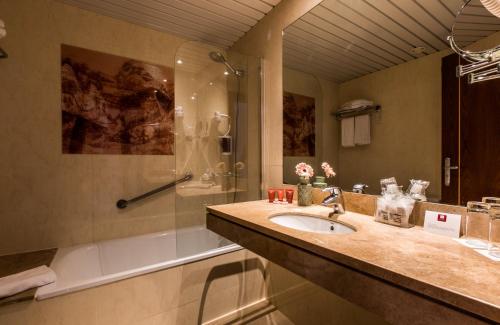 巴塞罗那巴塞罗那格兰大道莱昂纳多酒店的一间带水槽和淋浴的浴室