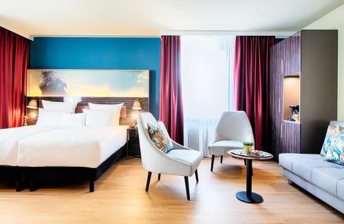 曼海姆NYX Hotel Mannheim by Leonardo Hotels的酒店客房,配有床和沙发