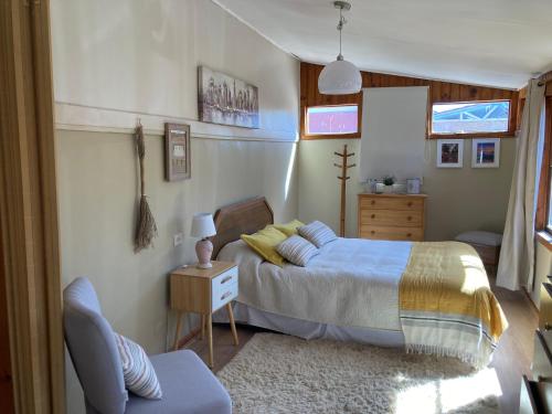 DiaguitaCasa campestre Valle del Elqui的一间卧室配有一张床和一把椅子
