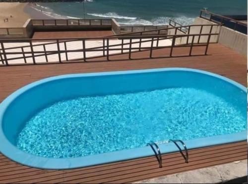 纳塔尔Solar Areia Preta 302的游轮甲板上的游泳池