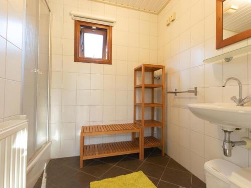 乌登Witte Bungalow的一间带水槽、卫生间和架子的浴室