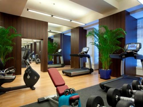上海上海品尊辉盛名致精品酒店公寓的健身房设有数台跑步机和健身器材