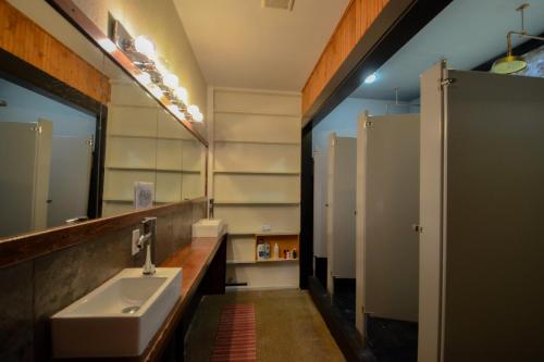 普罗维登斯Michie Hostel的一间带水槽和镜子的浴室