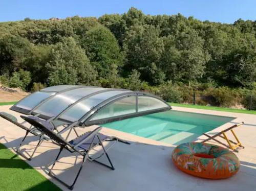 瓜尔达Quinta do Borges 2的一个带桌子和遮阳伞的游泳池