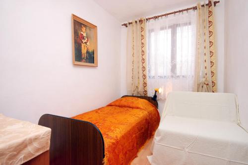 布拉托Apartments by the sea Prigradica, Korcula - 543的白色的卧室设有床和窗户