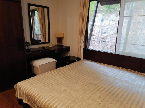 象岛Paradise的一间卧室配有床、水槽和窗户