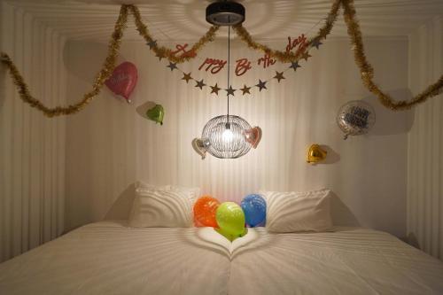 北谷町Transit House 5S Terminal的卧室配有带气球的床铺和装饰