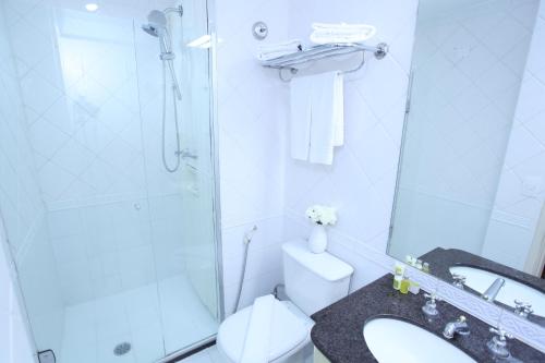 圣保罗The World Vila Olímpia的带淋浴、卫生间和盥洗盆的浴室
