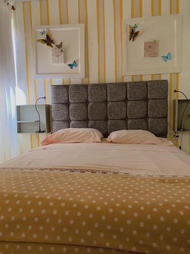 圣多明各Espectacular y Acogedor的卧室里一张带灰色床头板的床