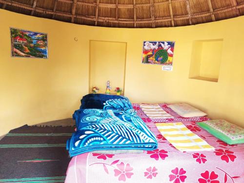 OsiānOsian Dhana Ram Ki Dhani Home Stay Osian的一间卧室配有一张带蓝白色毯子的床