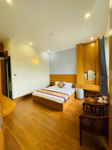 潘郎Khách sạn Sớm Phú Quý 2 - Phan Rang的一间卧室配有一张床,铺有木地板