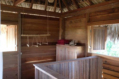 内布拉拉Rumah Tinggi at Pachamama的木墙和天花板的木制小屋,窗户