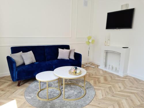 格丁尼亚Sun and holidays apartament Abrahama的客厅配有蓝色的沙发和桌子